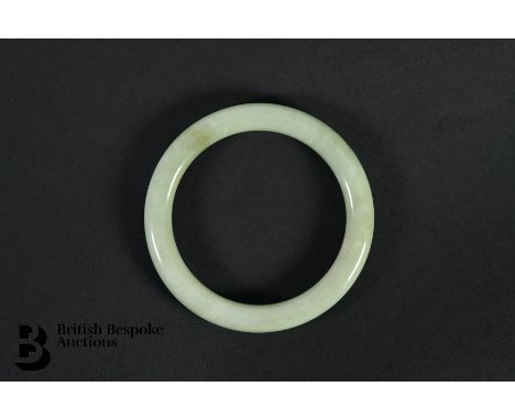 Chinese jade bangle, internal diameter is 60mm, jade with is 10mm.&nbsp;