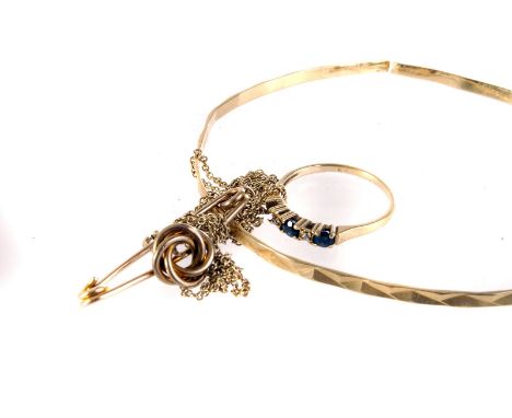 An 18ct gold broken bangle, together with three yellow metal items, including a gem set ring, a knot brooch and a fine chain 