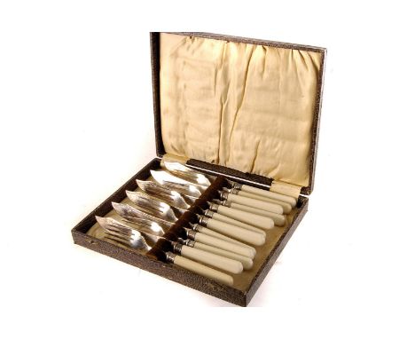 A collection of silver and silver plated items,  including flatware, a canteen of silver plated cutlery and other items (parc
