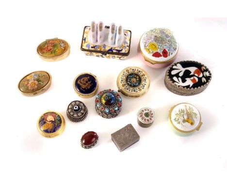 An assortment of small trinket boxes, including Crummles, Worcestershire, Limoges, white metal and hardstone examples and mor