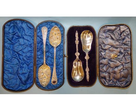 A pair of Edward VII cased spoons, each with cast apostle terminal, the stems cast with Renaissance-style decoration, with sh