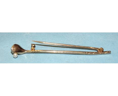 A 9ct gold brooch in the form of a golf club, with pearl golf ball (6mm diameter), 3g.