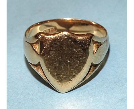 An 18ct gold signet ring with inscription inside, size R, 8g.