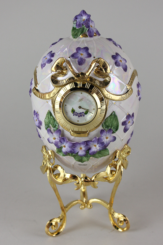A Franklin Mint House of Fabergé violets in the snow Fabergé egg clock in box with certificate