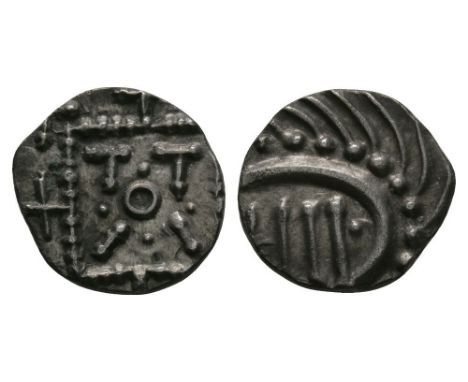 695-740 AD. Obv: degraded 'porcupine' head. Rev: standard with TOTII and pellets inside and crosses at sides. 1.14 grams. S. 