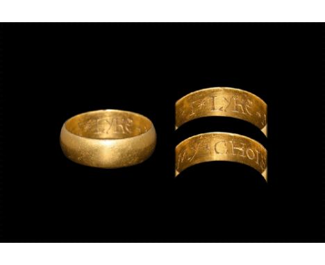 16th-17th century AD. A flat-section gold hoop with inscription to the inner face in seriffed capitals '*I*LYKE*MY* CHOIS*'. 