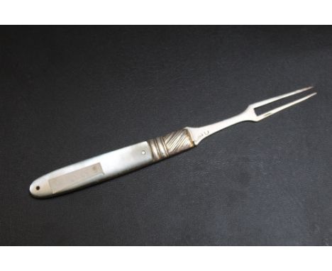 A GEORGIAN SILVER AND MOTHER OF PEARL FOLDING TRAVEL FORK, hallmarks indistinct, L 14.5 cm