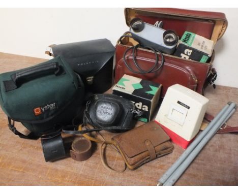 A COLLECTION OF VINTAGE CAMERAS AND PHOTOGRAPHIC ACCESSORIES ETC., a Pentax Asahi Spotmatic, Polaroid, Mazda lamps etc.