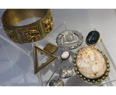 A COLLECTION OF VINTAGE COSTUME JEWELLERY, to include an oriental type bangle with repoussé style figural embellishment, an u