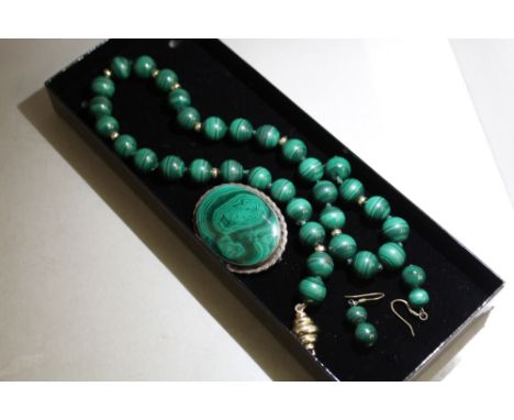 A VINTAGE MALACHITE SINGLE STRAND BEAD NECKLACE, hand knotted with yellow metal spacers, bead Dia 1.2 cm, the clasp marked 9K