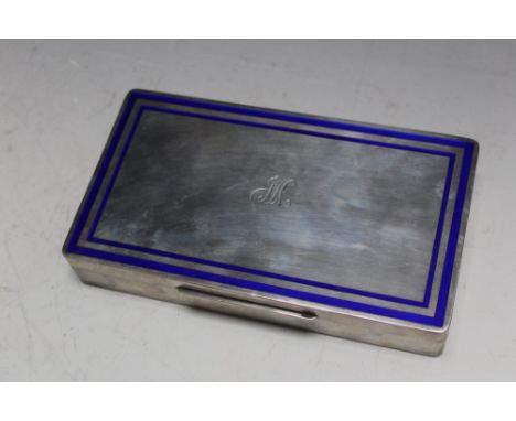 ASPREY'S - A HALLMARKED SILVER AND ENAMEL BOX, carrying import marks for 1970, the deep blue enamel in two bands to the top o