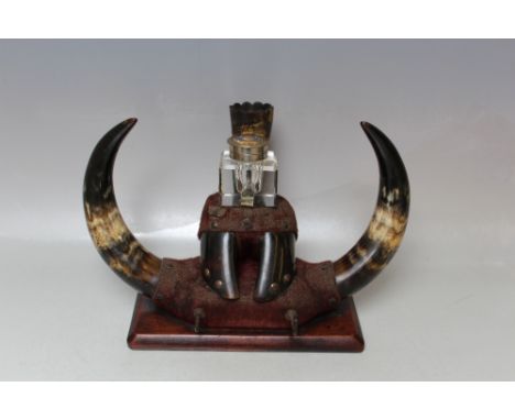 A 19TH CENTURY HORN / HOOF INKSTANDISH, having central glass square inkwell, raised on a mahogany plinth, H 21 cm, W 32 cm