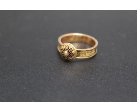 AN ANTIQUE MOURNING RING, the exterior of the band appearing to be inset with gold plated woven hair or weave and having cent