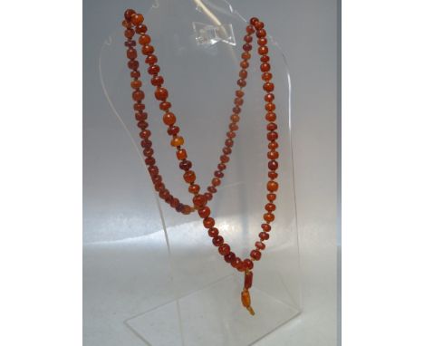 A VINTAGE SINGLE STRAND HAND KNOTTED AMBER BEAD NECKLACE, the beads of varying form, colour and condition, approx L 80 cm