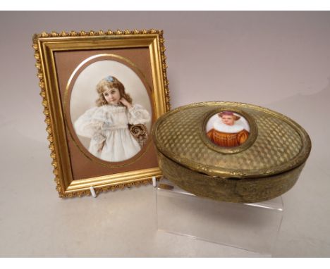 A LATE 19TH / EARLY 20TH CENTURY GILT METAL OVAL TRINKET BOX, the hinged lid set with an oval painted ceramic panel depicting
