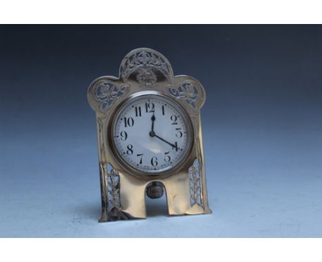 AN ORNATE HALLMARKED SILVER DESK CLOCK BY MAPPIN &amp; WEBB - BIRMINGHAM 1914, with pierced floral detailing, H 12.5 cmCondit