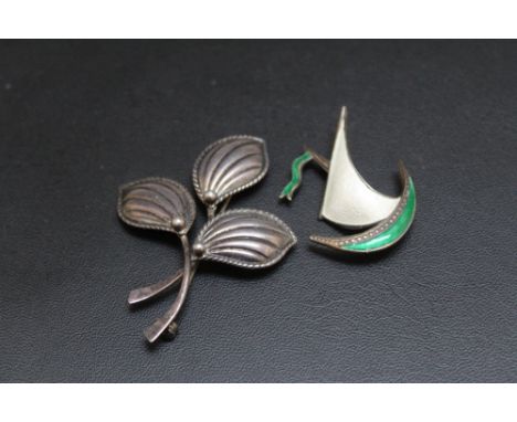 A DANISH SILVER BROOCH, together with an enamel brooch depicting a sail boat, H 4 cm (2)