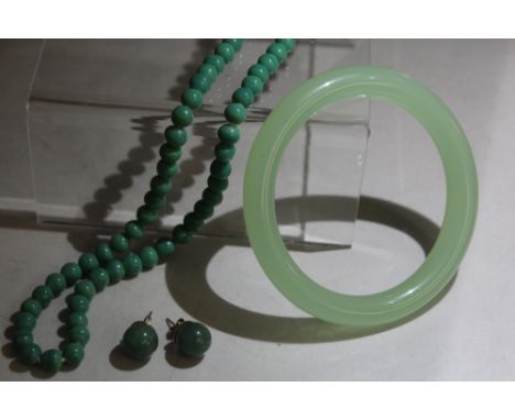 A VINTAGE JADE BANGLE, overall Dia. 7.5 cm, internal Dia. 5.6 cm, together with a pair of jade style polished stone earrings 