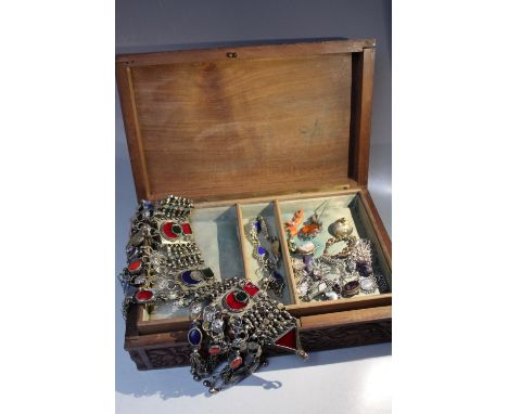 A CARVED WOODEN JEWELLERY BOX AND CONTENTS, to include a selection of vintage and modern costume jewellery, vintage spectacle