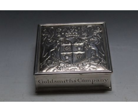GARRARDS - A HALLMARKED SILVER BOX WITH THE LID BEING THE CREST OF THE GOLDSMITH'S COMPANY - LONDON 1926, engraved to outer s