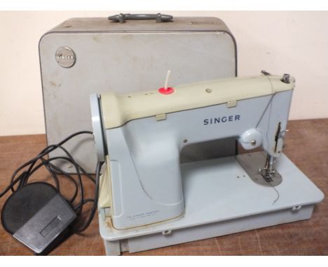 A VINTAGE CASED SINGER SEWING MACHINE, model C190 (?)