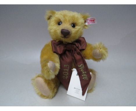 A STEIFF LIMITED EDITION '2013 QVC BEAR', number 177 of 5000, button in ear, white tag 664335, with original box, H 28 cm (3)