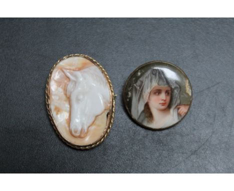 AN UNUSUAL CARVED CAMEO PORTRAIT BROOCH DEPICTING A HORSES HEAD, of oval form, set in a 9ct gold mount, H 4.4 cm, together wi