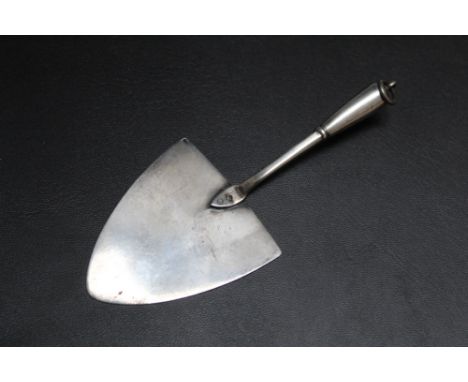 A NOVELTY GEORGIAN HALLMARKED SILVER CHEESE TROWEL - LONDON 1791, makers mark TH, L 14 cmCondition Report:pin joint is loose