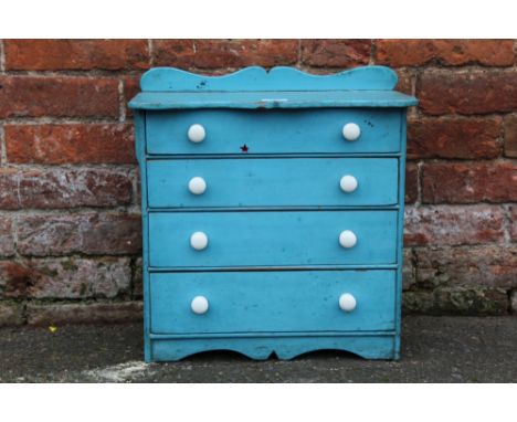 A VINTAGE PAINTED PINE APPRENTICE FOUR DRAWER COLLECTORS CHEST, with white ceramic handles, H 45 cm, W 43.5 cm, D 22 cm