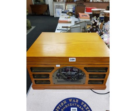 VINTAGE STYLE RECORD PLAYER/RADIO