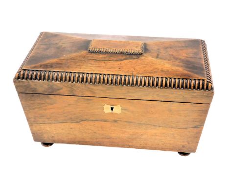 A 19thC oak tea caddy, the canted top with reeded border and brass lock plate on bun feet, 21cm high, 31cm wide, and 15cm dee