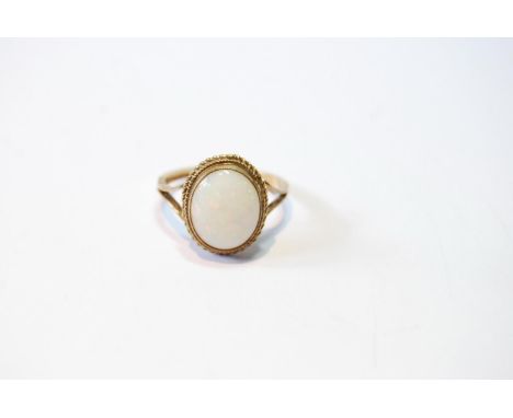 Opal ring in 9ct gold with rope edge, size O. 