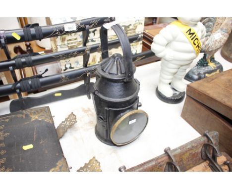 A reproduction railway signal lamp (136)