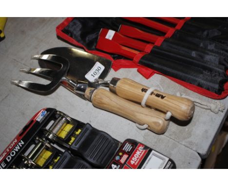 A hand trowel and fork