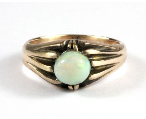 A gentleman's 9ct yellow gold cabochon cut opal set ring, approx. 1.4ct opal, (O).