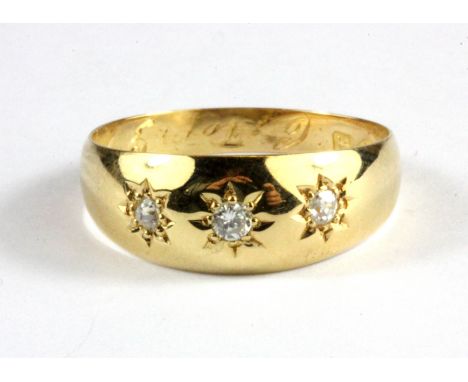 A gentleman's 18ct yellow gold three diamond set gipsy ring, (O).