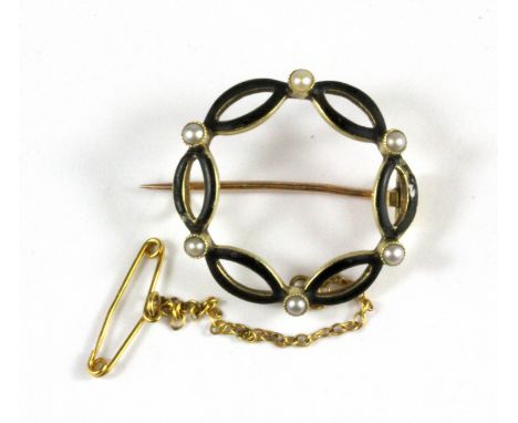 An antique 15ct yellow gold (stamped 15ct) enamel and pearl set mourning brooch, Dia. 2.5cm, enamel a/f).