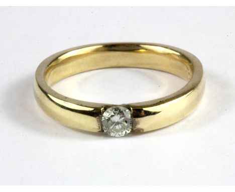 A gentleman's 14ct yellow gold (stamped 14k) diamond set solitaire ring, approx. 0.20ct (M.5).