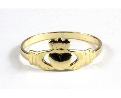 A 9ct yellow gold Claddagh ring, (H.5).