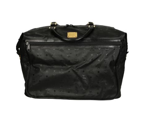 MCM VINTAGE  Reisetasche. Modell in Schwarz mit geprägtem Logostruktur. Doppelhenkelgriff und Reißverschluss. Großes Innenfac
