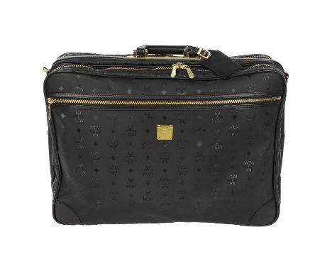 MCM VINTAGE Koffer. Schwarzes Modell aus Visetos mit Logo-Struktur, goldfarbener Hardware, umlaufendem Reißverschluss für zwe