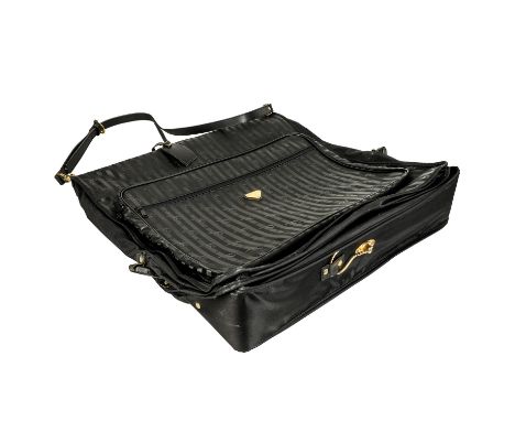 MCM VINTAGE Kleiderhülle. Modell in Schwarz geprägter Logostruktur. Mit Kleiderhaken, Tragegriff und Trageriemen. Hardware in