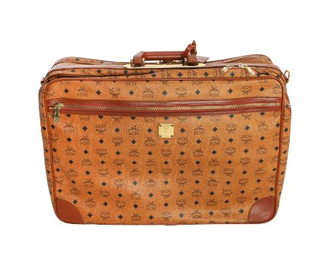 MCM VINTAGE Koffer. Visetos Serie in Cognac mit schwarzem Logo-Design, goldfarbener Hardware, rotbraunen Leder-Details, Reißv