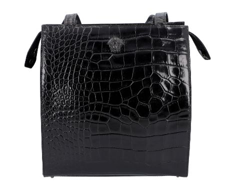 GIANNI VERSACE VINTAGE Handtasche. Modell in Schwarz mit Krokoprägung, Doppelhenkel, Reißverschluss und Medukopf auf der Fron