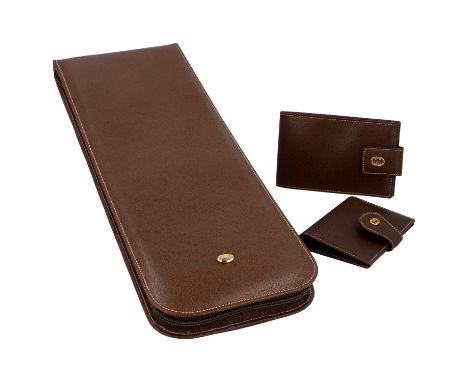 GUCCI VINTAGE Konvolut. Braunes Leder mit Kontrast-Steppung. Krawatten Etui mit umlaufendem Reißverschluss und goldfarbenen V