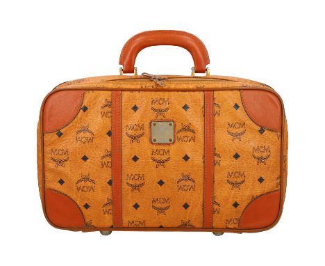 MCM VINTAGE Kosmetikkoffer. Cognacfarbenes Modell aus Canvas mit schwarzem Logo-Design, Leder-Details in Rotbraun mit umlaufe