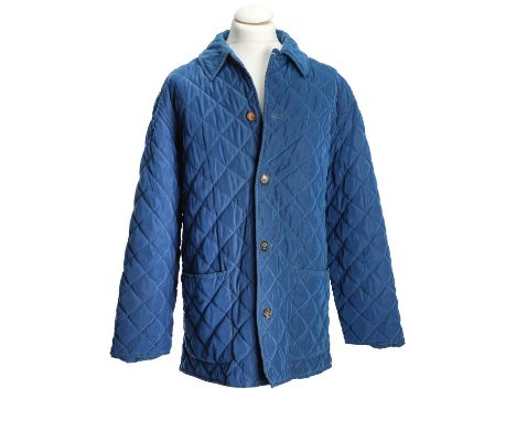 HERMÈS Steppjacke, Gr. 50. Blaues Modell mit Rautensteppung, Umlegekragen, Knopfverschluss und aufgesetzten Taschen. Tragespu