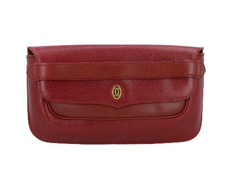 CARTIER VINTAGE Clutch. Weinrotes Leder in genarbt und glatt mit goldfarbener Hardware, Überschlag mit Logo-Verschluss. Innen