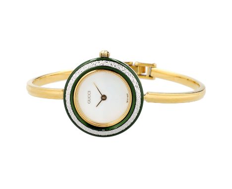 GUCCI VINTAGE Armbanduhr. Goldfarbenes Modell, Reif mit Verschluss und rundem Ziffernblatt in Weiß, Gehäuse mit auswechselbar