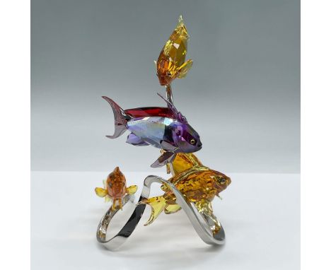 This stunning piece highlights the difference between male and female goldies. The females are made of a light golden topaz w